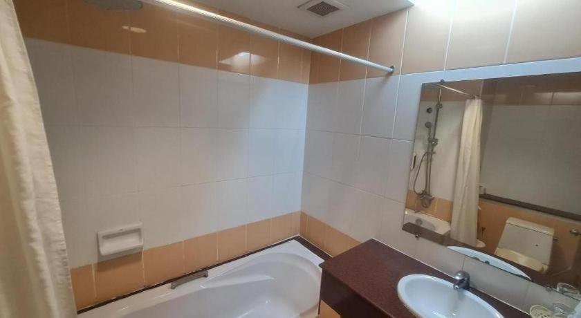 Western Grand Hotel Ratchaburi Ban Bang Kra Bagian luar foto